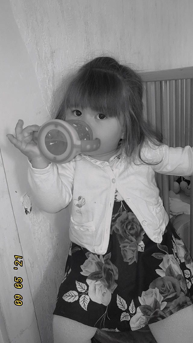 Jade a rejoint le concours — aidez-le/la à gagner de superbes lots ! baby, baby_toddler_clothing, black_and_white, child, cool, eyelash, fun, gesture, happy, human_body, iris, monochrome, monochrome_photography, mouth, person, room, shoulder, skin, sleeve, style