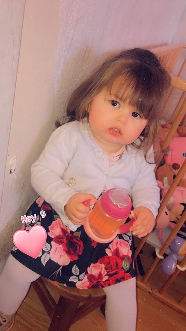 Jade a rejoint le concours — aidez-le/la à gagner de superbes lots ! baby, baby_playing_with_toys, baby_products, baby_toddler_clothing, blond, brown_hair, cheek, child, happy, human_leg, lip, long_hair, peach, person, pink, shorts, shoulder, sitting, skin, thigh