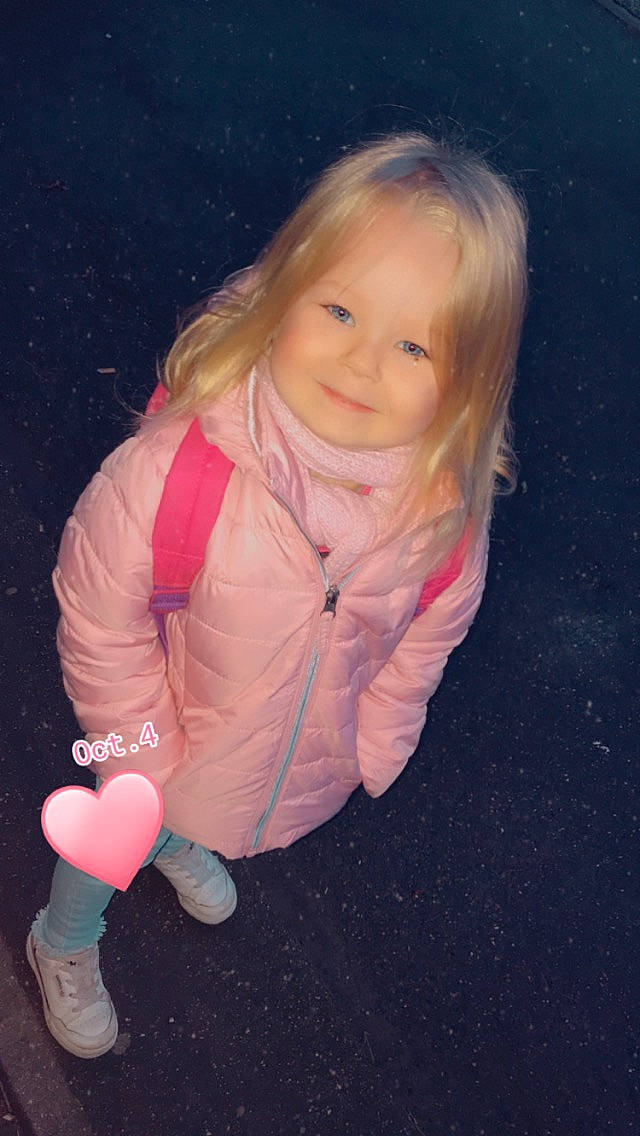 Désirée participe au concours pour gagner de l'argent avec cette photo : baby_toddler_clothing, balloon, cheek, child, flash_photography, flooring, fun, glove, hair, happy, head, human_leg, joy, magenta, nose, person, pink, sitting, sleeve, smile