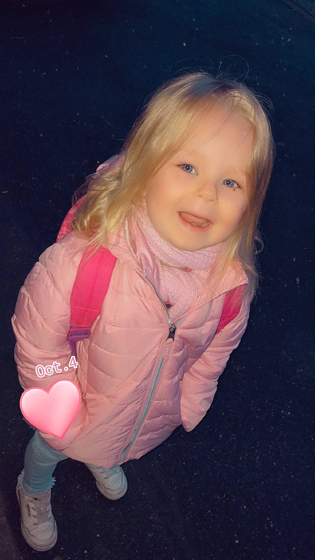 Désirée participe au concours pour gagner de l'argent avec cette photo : arm, cheek, cool, eye, face, flash_photography, gesture, glove, hand, head, human_body, iris, joy, lip, nose, person, pink, skin, sleeve, smile