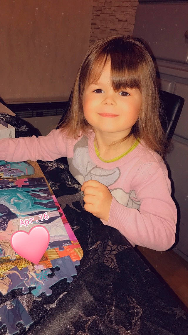 Emylia a rejoint le concours — aidez-le/la à gagner de superbes lots ! bangs, cheek, child, event, eyelash, finger, fun, gambling, happy, hime_cut, indoor_games_and_sports, iris, joy, nail, person, pink, recreation, room, smile, t_shirt