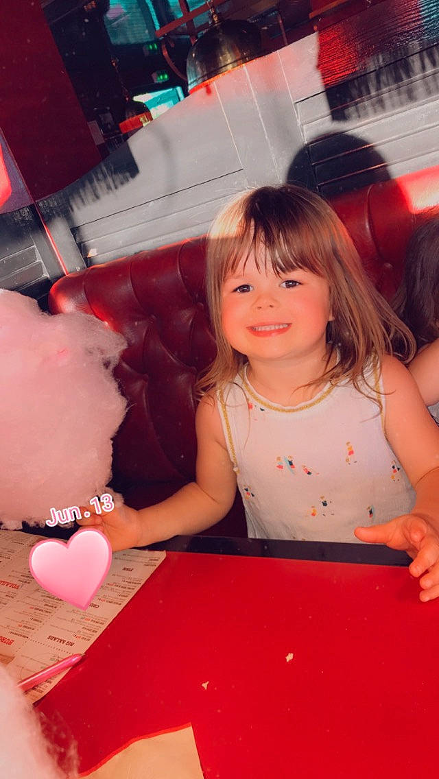 Emylia a rejoint le concours — aidez-le/la à gagner de superbes lots ! beauty, child, event, finger, fun, hairstyle, hand, happy, human, joy, leisure, magenta, party, person, pink, recreation, skin, smile, t_shirt, table