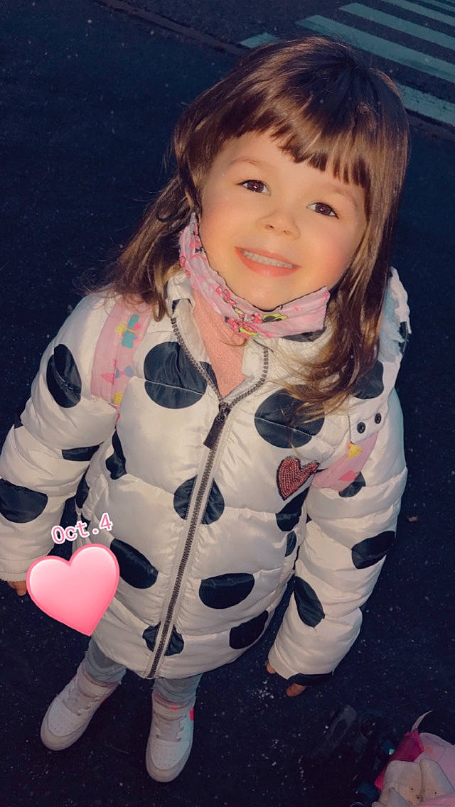 Emylia participe au concours pour gagner de l'argent avec cette photo : baby_toddler_clothing, balloon, beauty, child, cool, eye, facial_expression, flash_photography, fun, hairstyle, happy, human_body, joy, organ, outerwear, pattern, person, pink, sleeve, smile