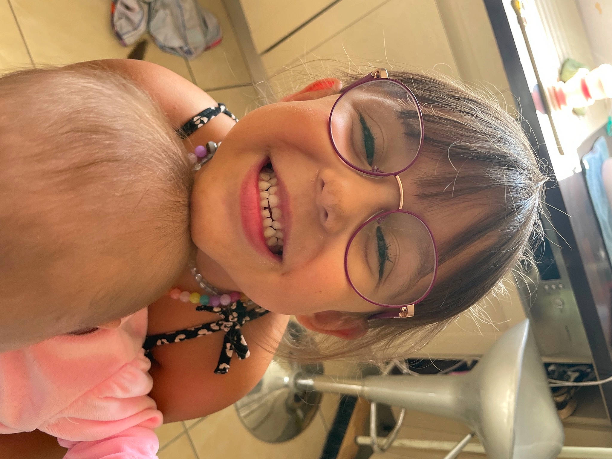 Inaya participe au concours pour gagner de l'argent avec cette photo : arm, cheek, chin, ear, eye, eyebrow, eyelash, eyewear, forehead, glasses, human_body, joy, lip, mouth, neck, nose, person, shoulder, skin, smile