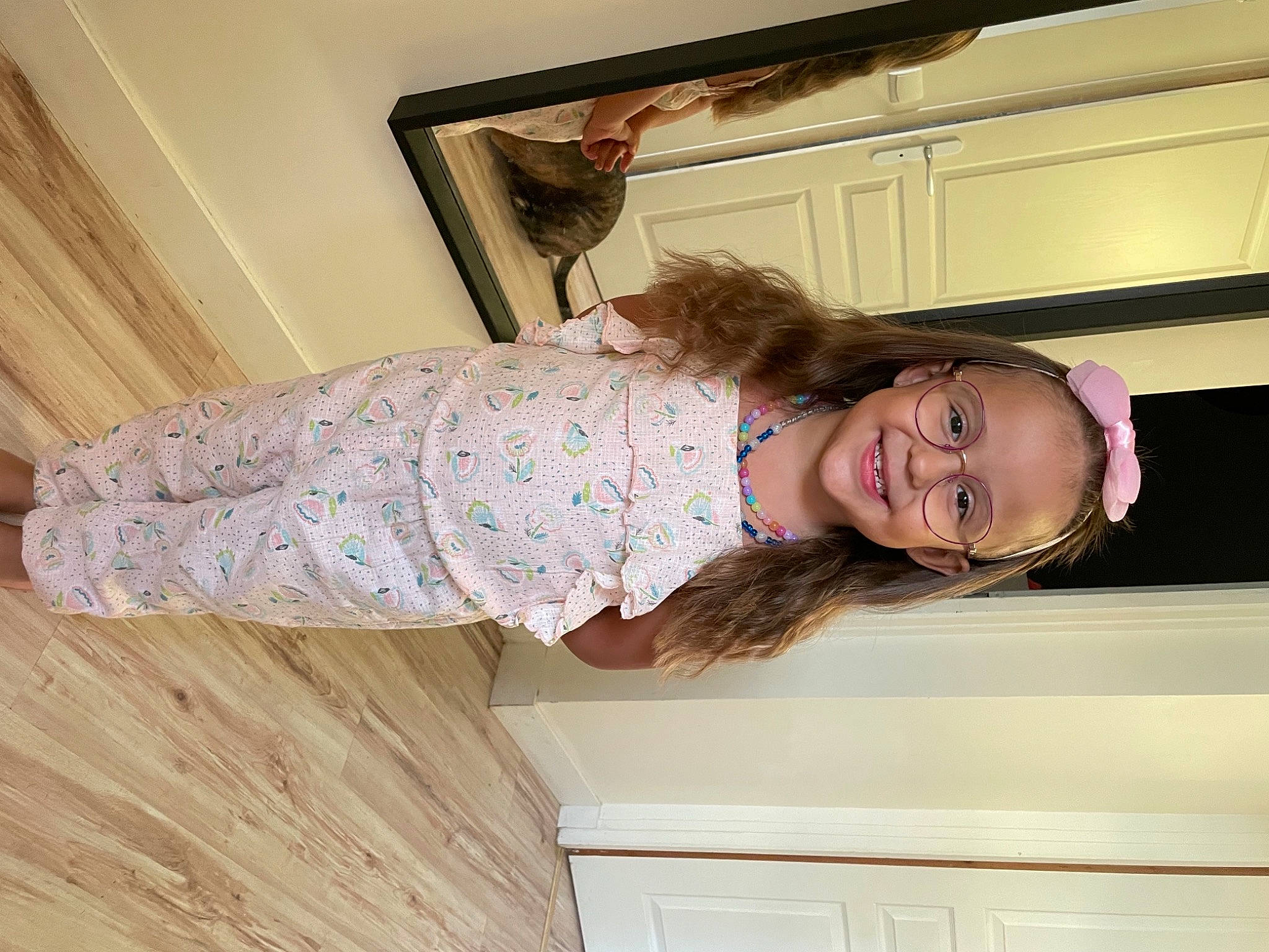 Inaya participe au concours pour gagner de l'argent avec cette photo : child, comfort, couch, dress, elbow, flooring, happy, hardwood, house, human_leg, joy, person, room, shoulder, sleeve, smile, stairs, thigh, toddler, tree