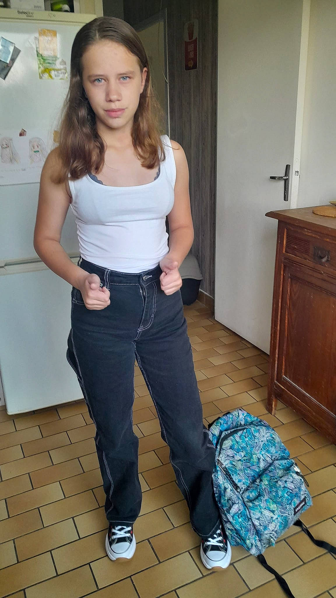 Soraya a rejoint le concours — aidez-le/la à gagner de superbes lots ! abdomen, belt, cabinetry, chest, denim, electric_blue, fashion_design, human_leg, joint, knee, leg, long_hair, person, shoe, sleeve, sportswear, t_shirt, thigh, trunk, waist