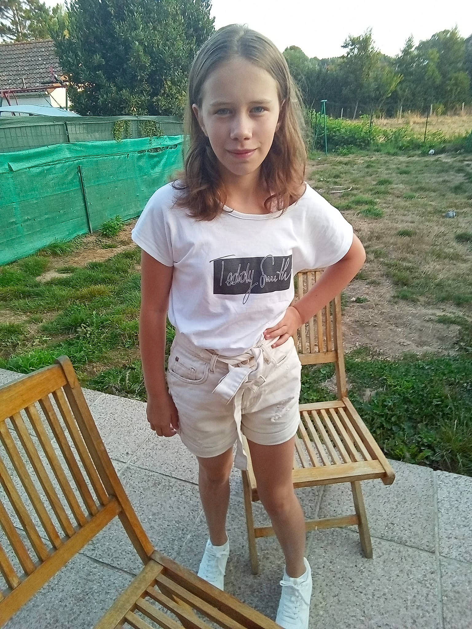 Soraya a rejoint le concours — aidez-le/la à gagner de superbes lots ! chair, denim, electric_blue, grass, human_leg, joy, knee, leisure, outdoor_furniture, pattern, people_in_nature, person, plant, recreation, sitting, sleeve, t_shirt, thigh, tree, trunk