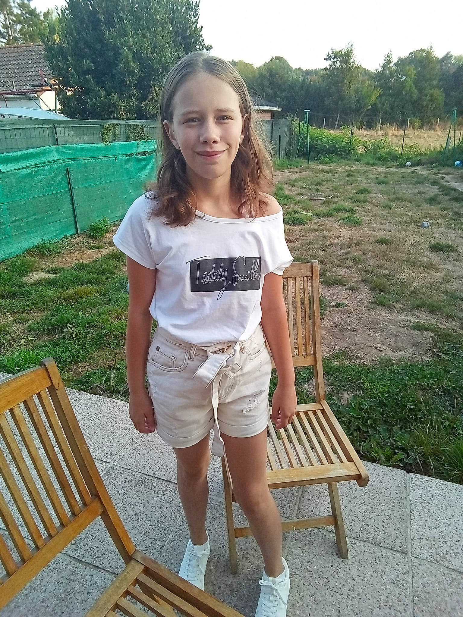 Soraya participe au concours pour gagner de l'argent avec cette photo : fun, grass, happy, human_leg, joy, knee, leisure, outdoor_furniture, pattern, person, plant, recreation, shorts, sitting, sky, sleeve, smile, t_shirt, thigh, tree