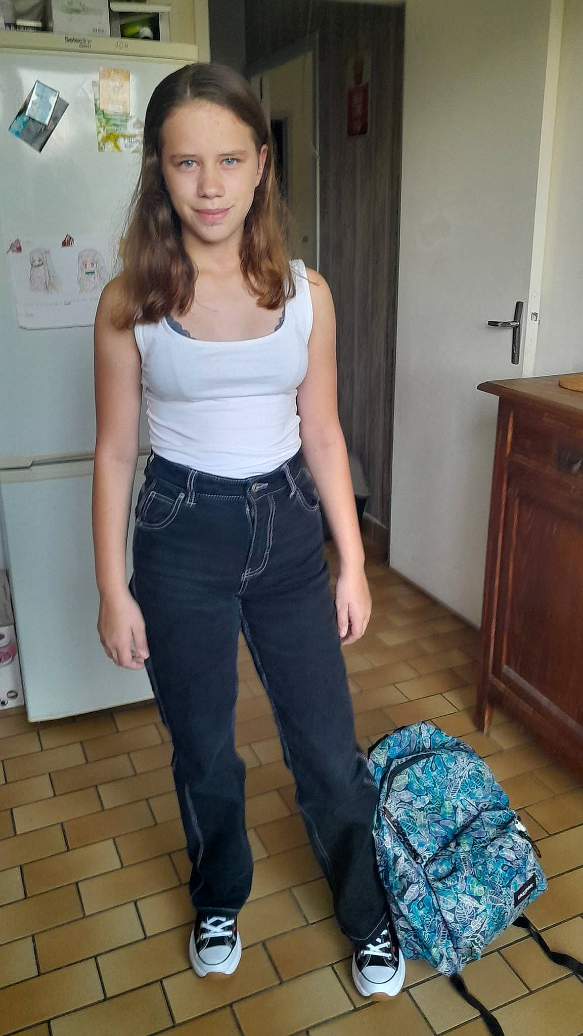 Soraya a rejoint le concours — aidez-le/la à gagner de superbes lots ! abdomen, belt, blond, cabinetry, chest, denim, electric_blue, fashion_design, human_leg, joint, joy, knee, leg, long_hair, person, shoulder, sleeve, sportswear, t_shirt, thigh