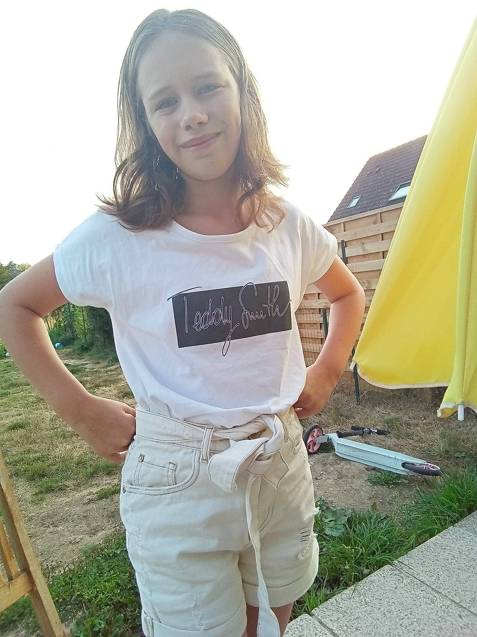 Soraya a rejoint le concours — aidez-le/la à gagner de superbes lots ! blond, denim, gesture, grass, happy, human_leg, joy, leisure, long_hair, people_in_nature, person, shoulder, sky, sleeve, smile, summer, t_shirt, tent, thigh, trunk