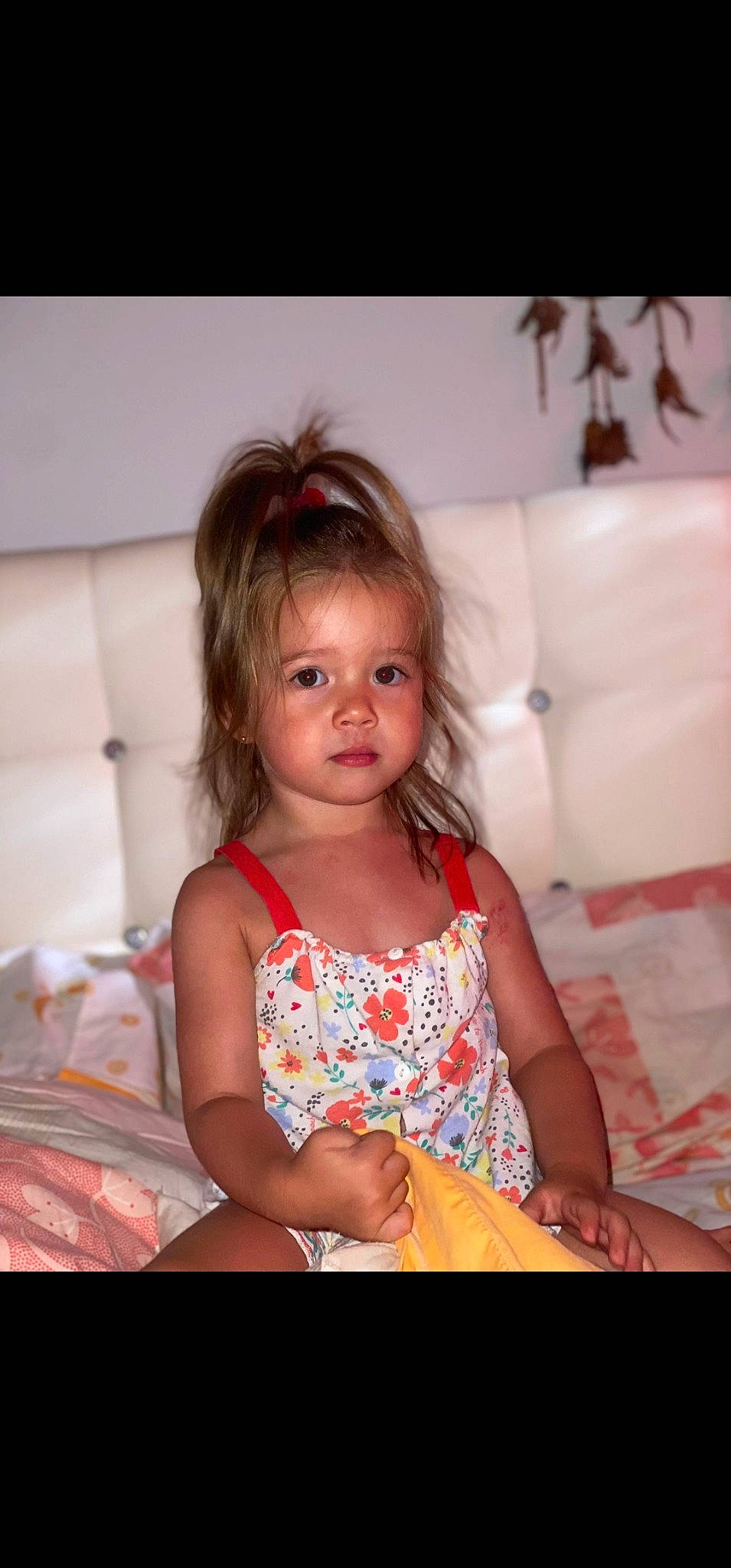 Mariana participe au concours pour gagner de l'argent avec cette photo : baby_toddler_clothing, beauty, blond, cheek, child, comfort, day_dress, eye, face, flash_photography, fun, happy, head, human_leg, iris, person, portrait_photography, room, sitting, skin