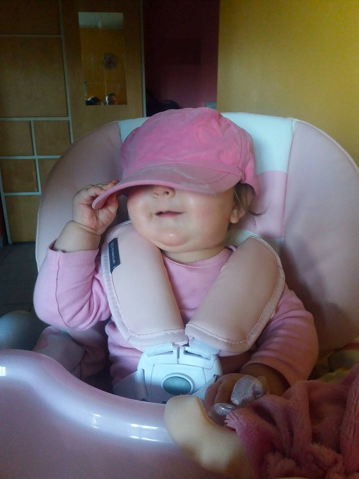 Jade a rejoint le concours — aidez-le/la à gagner de superbes lots ! baby, baby_toddler_clothing, cap, car_seat, child, comfort, face, fashion_accessory, fun, helmet, human_leg, magenta, mouth, person, pink, sitting, skin, smile, thigh, thumb