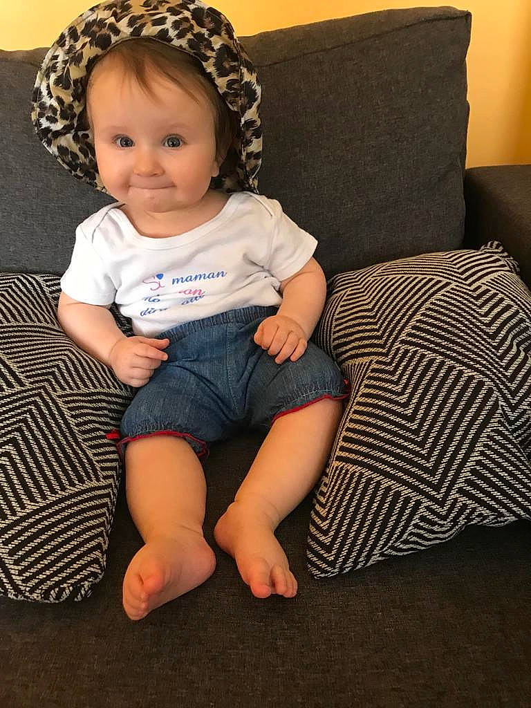 Jade a rejoint le concours — aidez-le/la à gagner de superbes lots ! baby, baby_toddler_clothing, barefoot, child, comfort, couch, fashion_accessory, flash_photography, foot, happy, human_leg, knee, pattern, person, sitting, skin, sleeve, sock, studio_couch, thigh