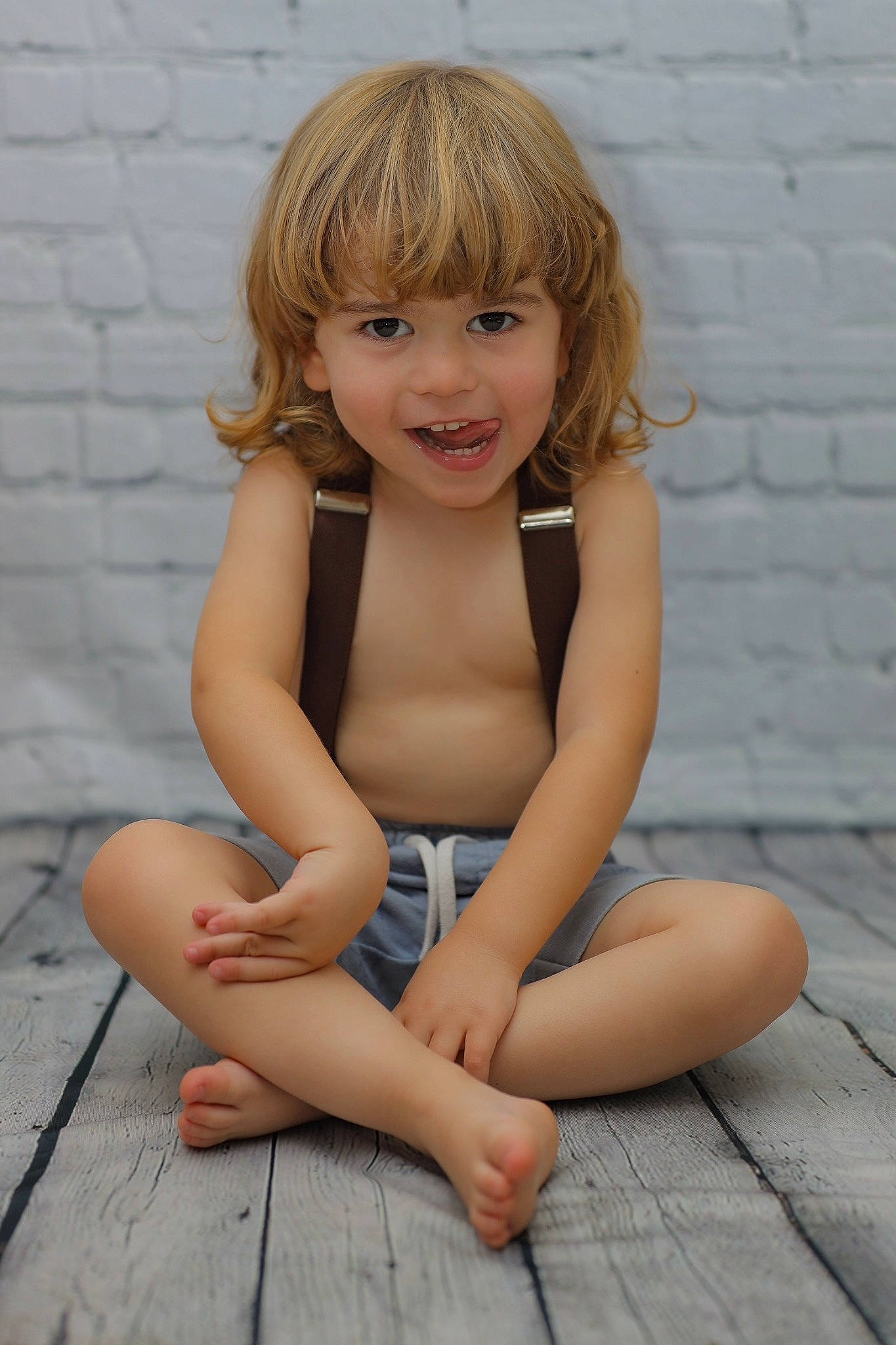 Leo a rejoint le concours — aidez-le/la à gagner de superbes lots ! baby_toddler_clothing, blond, cheek, dress, eye, fawn, foot, grass, happy, human_leg, joy, knee, leg, lip, long_hair, person, skin, smile, thigh, toddler