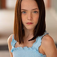 Steven a rejoint le concours — aidez-le/la à gagner de superbes lots ! child, girl, portrait, blue_eyes, brown_hair, straight_hair, light_blue_top, ruffled_clothing, shoulder, skin, face, expression, serene, standing, blurred_background, outdoor, young, person, fashion, head_and_shoulders