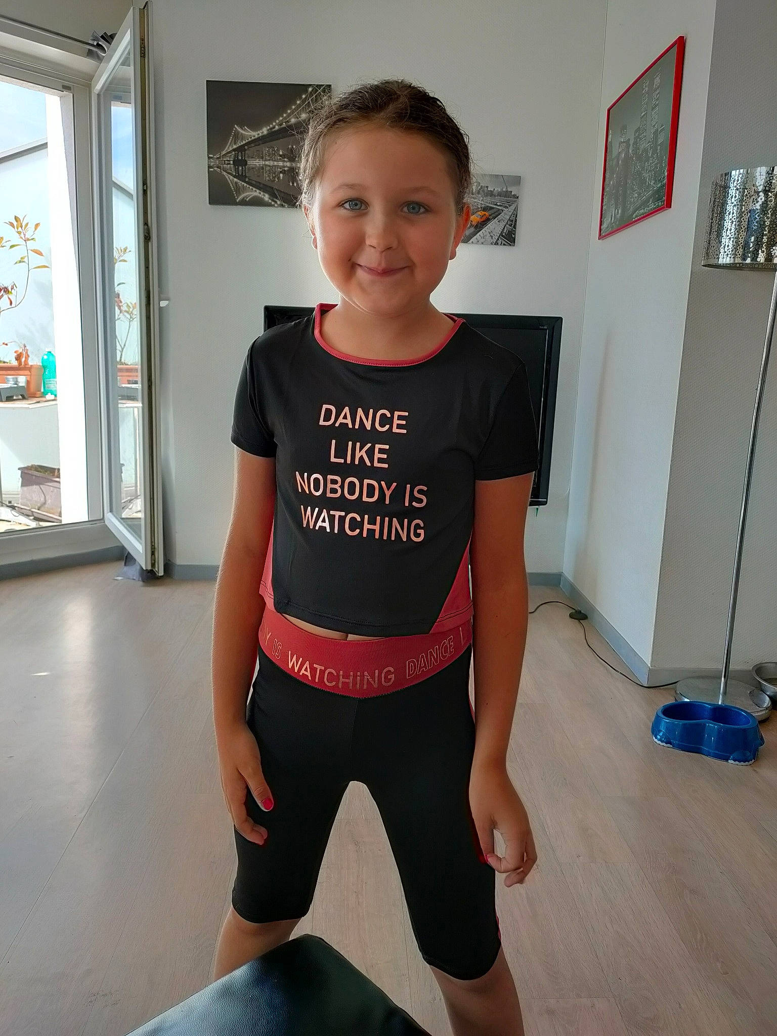 Cassandra a rejoint le concours — aidez-le/la à gagner de superbes lots ! active_pants, arm, chest, exercise, face, flooring, human_body, joint, joy, knee, neck, person, shoulder, sleeve, smile, sportswear, standing, sweatpant, thigh, trunk