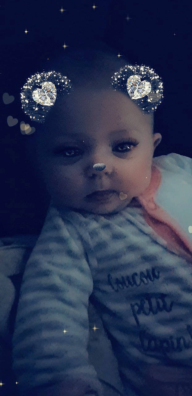 éloïse a rejoint le concours — aidez-le/la à gagner de superbes lots ! baby, blue, cheek, child, cloud, crown, eye, eyebrow, face, fashion_accessory, forehead, hair_accessory, head, headgear, headpiece, iris, person, skin, sky, tiara