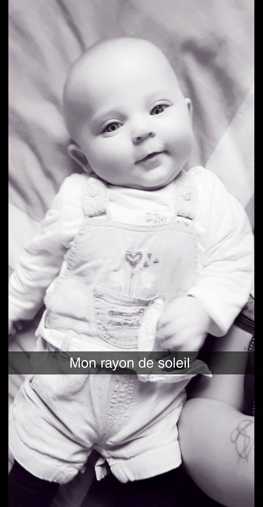 éloïse participe au concours pour gagner de l'argent avec cette photo : baby, black_and_white, cheek, child, face, facial_expression, head, monochrome, monochrome_photography, nose, person, photo_caption, photograph, photography, portrait, portrait_photography, smile, snapshot, stock_photography, toddler