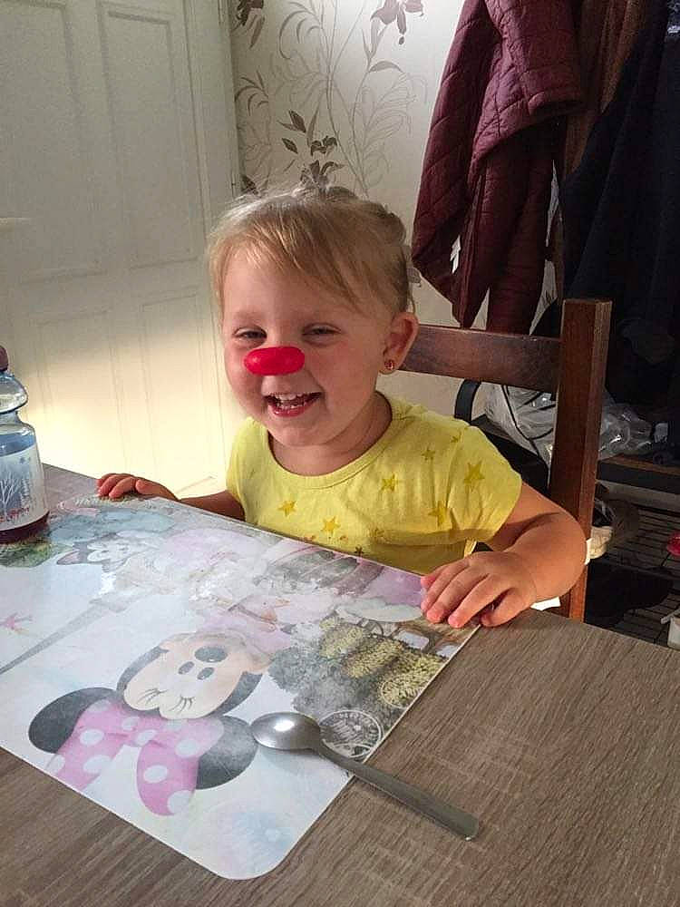 éloïse a rejoint le concours — aidez-le/la à gagner de superbes lots ! art, baby, chair, child, child_art, desk, drawing, floor, flooring, fun, furniture, happy, illustration, joy, person, sitting, smile, t_shirt, table, toddler