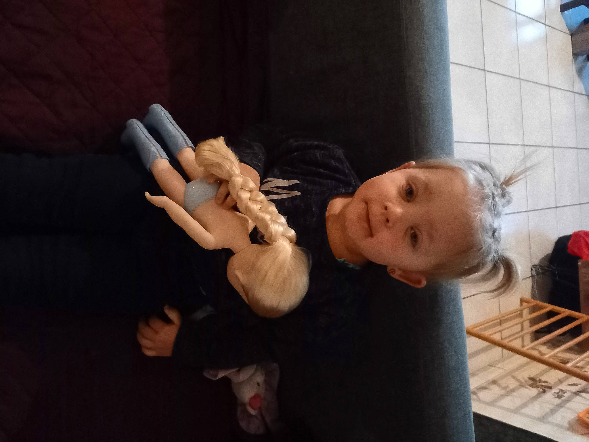 éloïse a rejoint le concours — aidez-le/la à gagner de superbes lots ! baby, baby_toddler_clothing, child, comfort, elbow, finger, flash_photography, fun, gesture, hand, happy, musical_instrument, person, sign_language, sitting, smile, thumb, toddler, window, wood