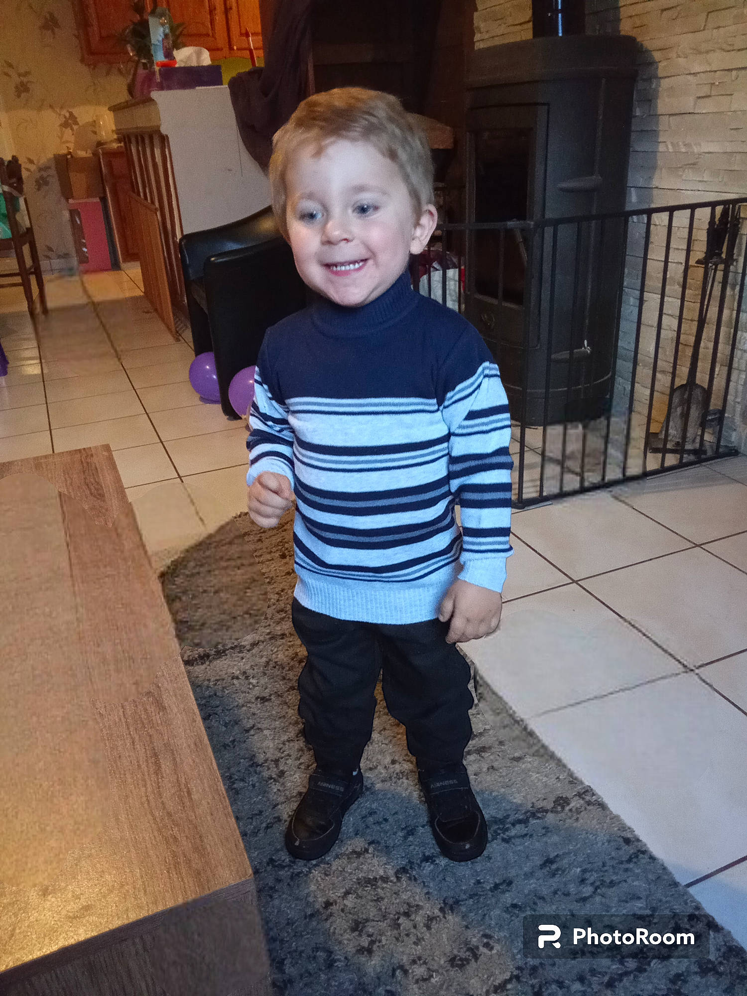 Éthan a rejoint le concours — aidez-le/la à gagner de superbes lots ! baby_toddler_clothing, child, denim, door, drawer, fence, floor, flooring, fun, happy, hardwood, joy, pattern, person, room, sitting, sleeve, smile, t_shirt, toddler