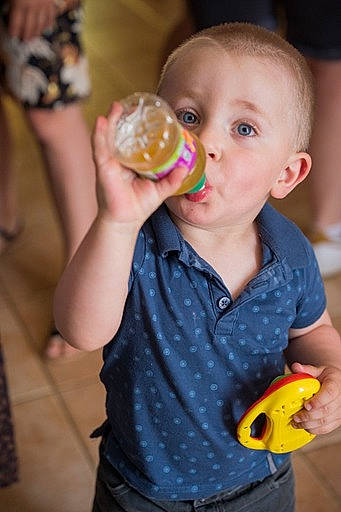 Éthan a rejoint le concours — aidez-le/la à gagner de superbes lots ! baby, child, drink, drinking, drinkware, finger, food_craving, fun, gesture, hand, happy, mouth, nail, nose, person, plastic_bottle, skin, sweetness, thumb, toddler
