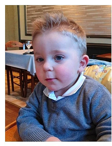 Éthan a rejoint le concours — aidez-le/la à gagner de superbes lots ! baby_toddler_clothing, chair, cheek, child, ear, electric_blue, eyebrow, eyelash, forehead, happy, jaw, kitchen_dining_room_table, nose, person, rectangle, sitting, sleeve, t_shirt, table, toddler