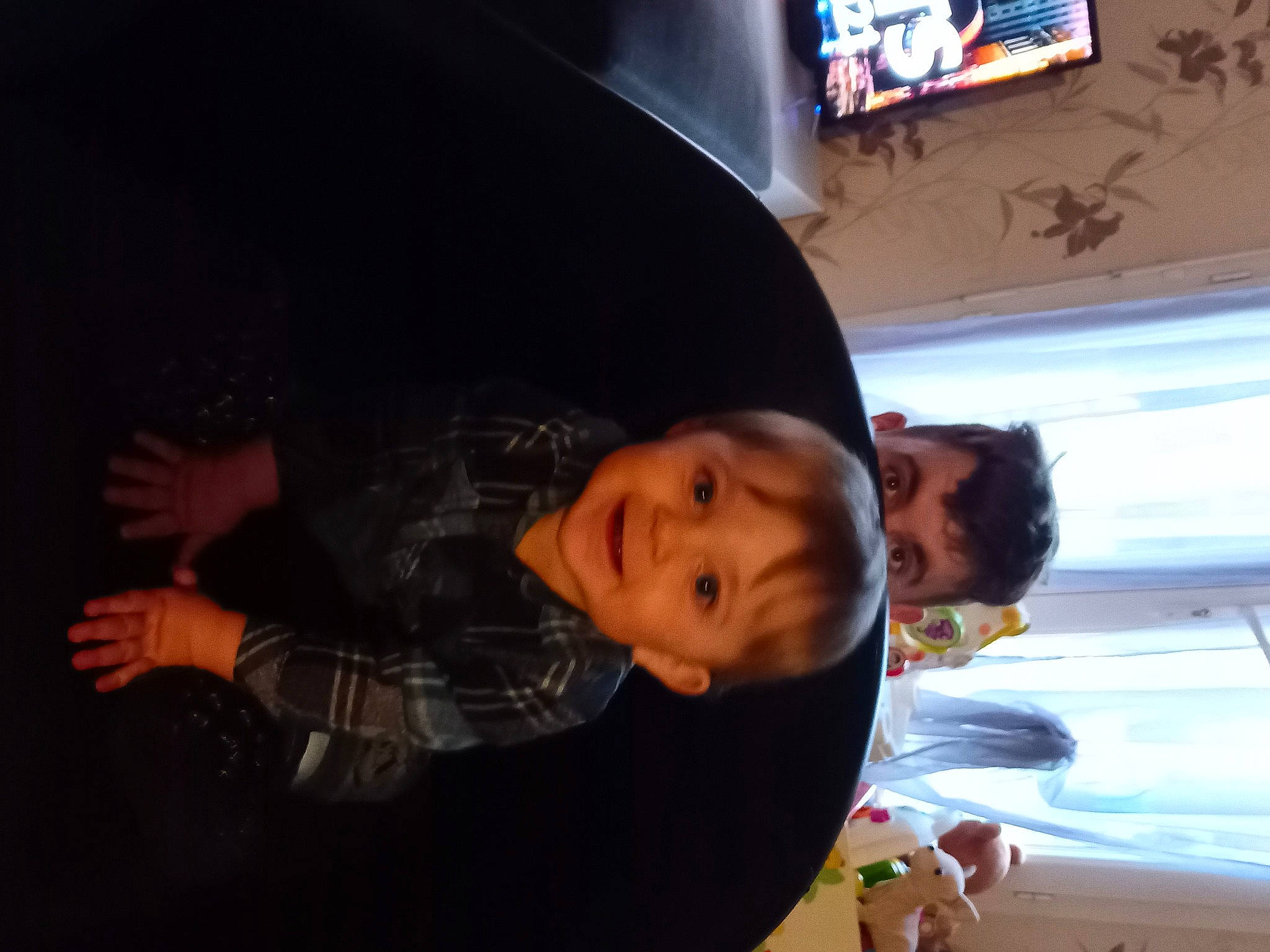 Ethan participe au concours pour gagner de l'argent avec cette photo : air_travel, child, display_device, event, fun, happy, hat, joy, leisure, luxury_vehicle, person, personal_protective_equipment, recreation, room, smile, television, toddler, travel