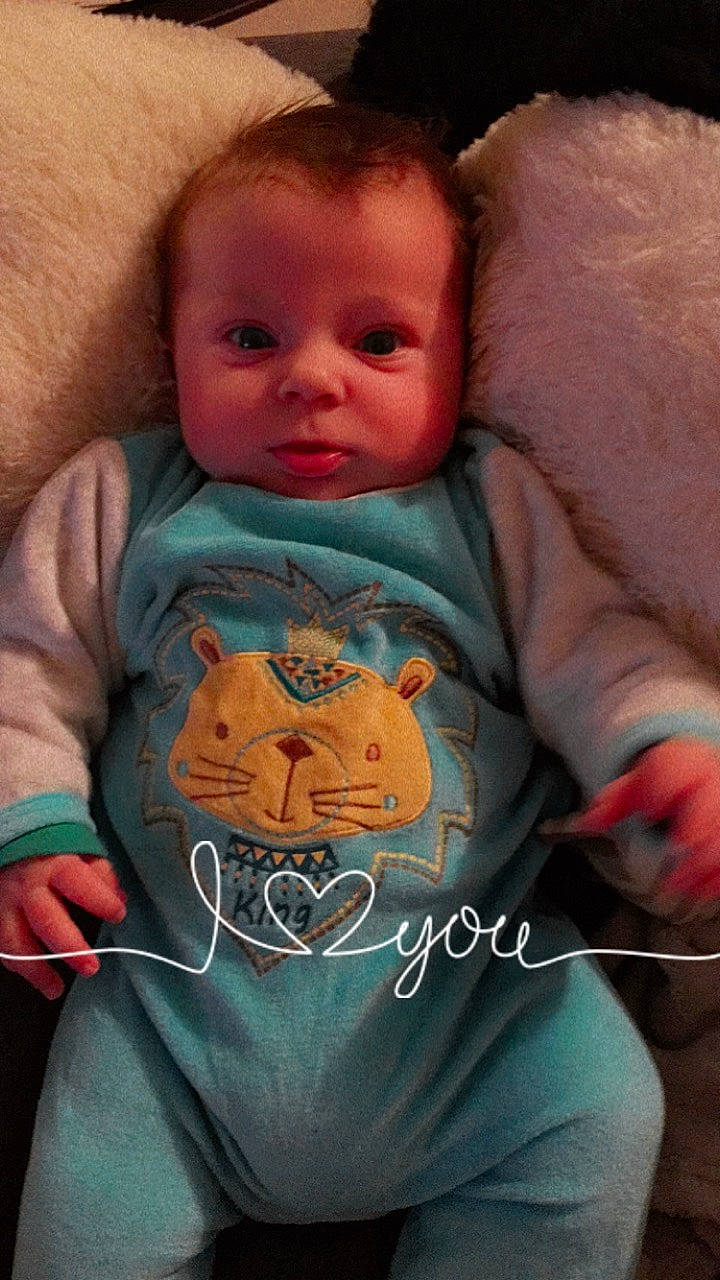 Ethan a rejoint le concours — aidez-le/la à gagner de superbes lots ! baby, baby_toddler_clothing, cheek, comfort, cool, facial_expression, finger, forehead, happy, mammal, mouth, neck, nose, orange, outerwear, person, skin, sleeve, t_shirt, textile