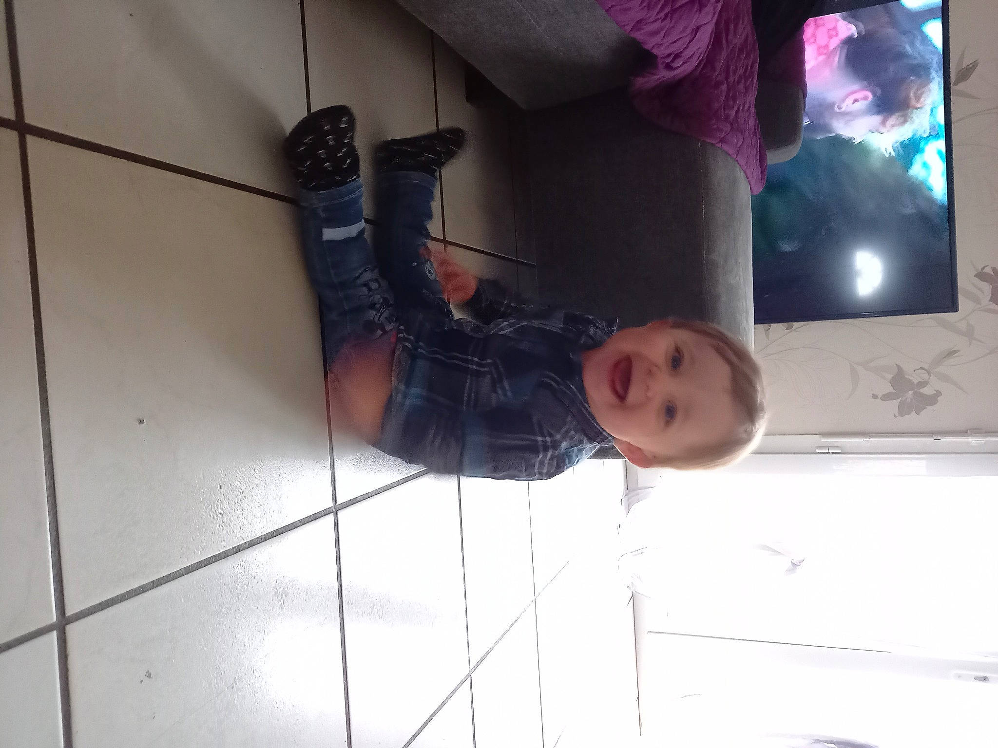 Ethan participe au concours pour gagner de l'argent avec cette photo : carmine, ceiling, child, flooring, fun, human_leg, leg, magenta, pattern, person, purple, room, smile, toddler, wire, wood