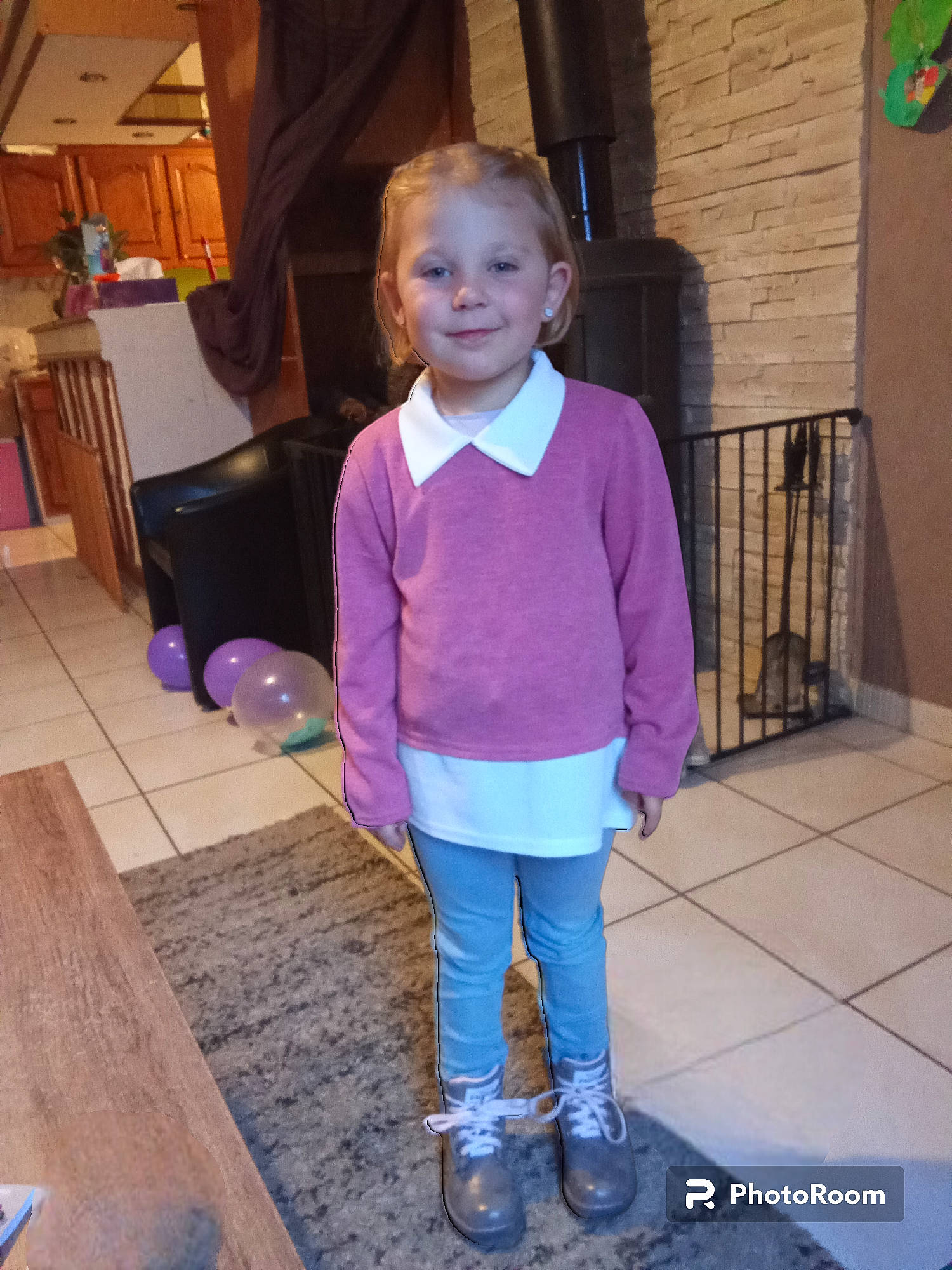 éloïse a rejoint le concours — aidez-le/la à gagner de superbes lots ! denim, door, electric_blue, face, floor, flooring, happy, hardwood, human_leg, joy, knee, leisure, magenta, person, purple, sleeve, smile, sportswear, t_shirt, thigh