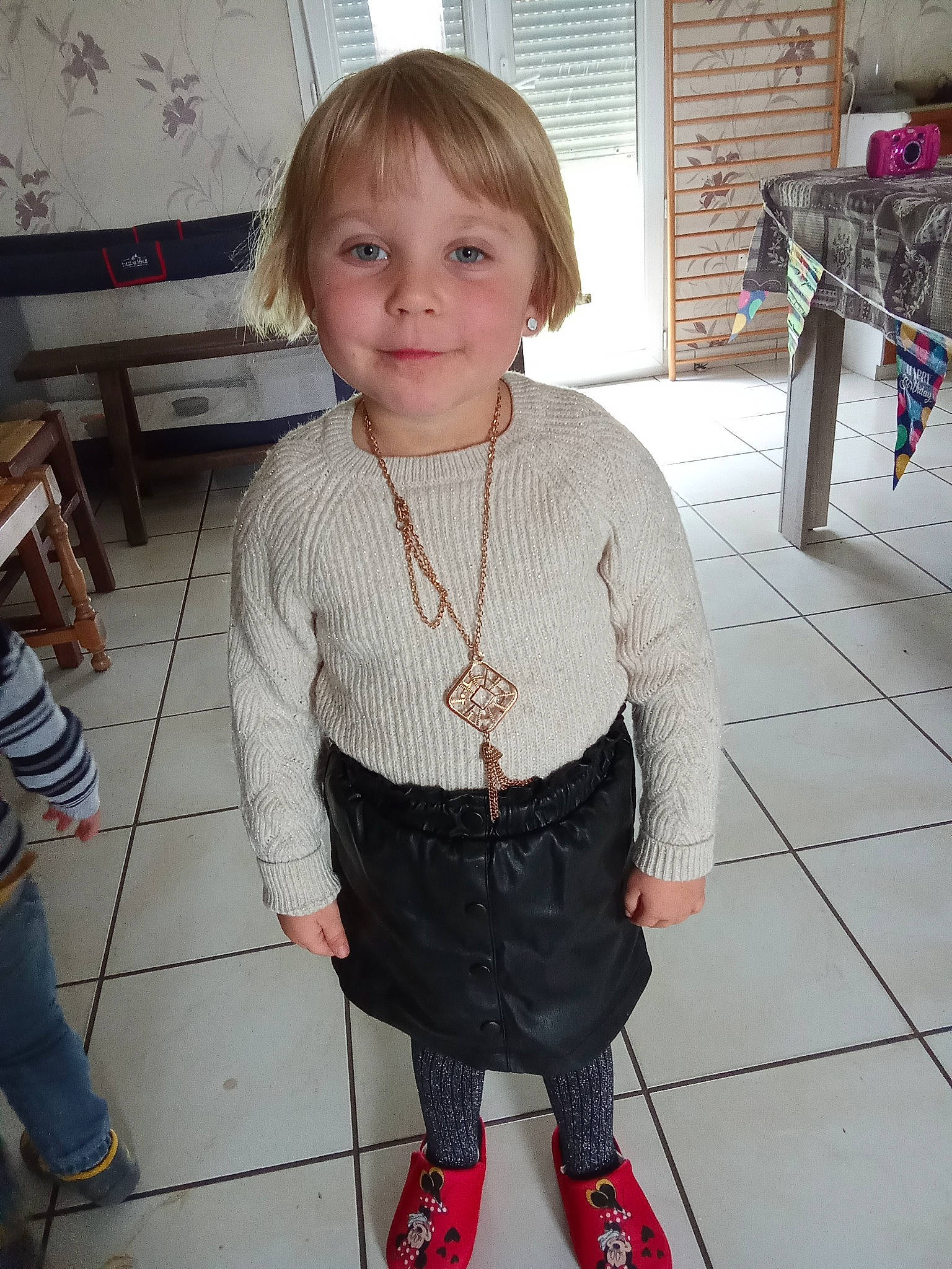 éloïse participe au concours pour gagner de l'argent avec cette photo : baby_toddler_clothing, child, embellishment, fashion_accessory, fashion_design, flooring, hairstyle, head, jewellery, joint, joy, knee, lip, neck, pattern, person, sleeve, toddler, top, trunk