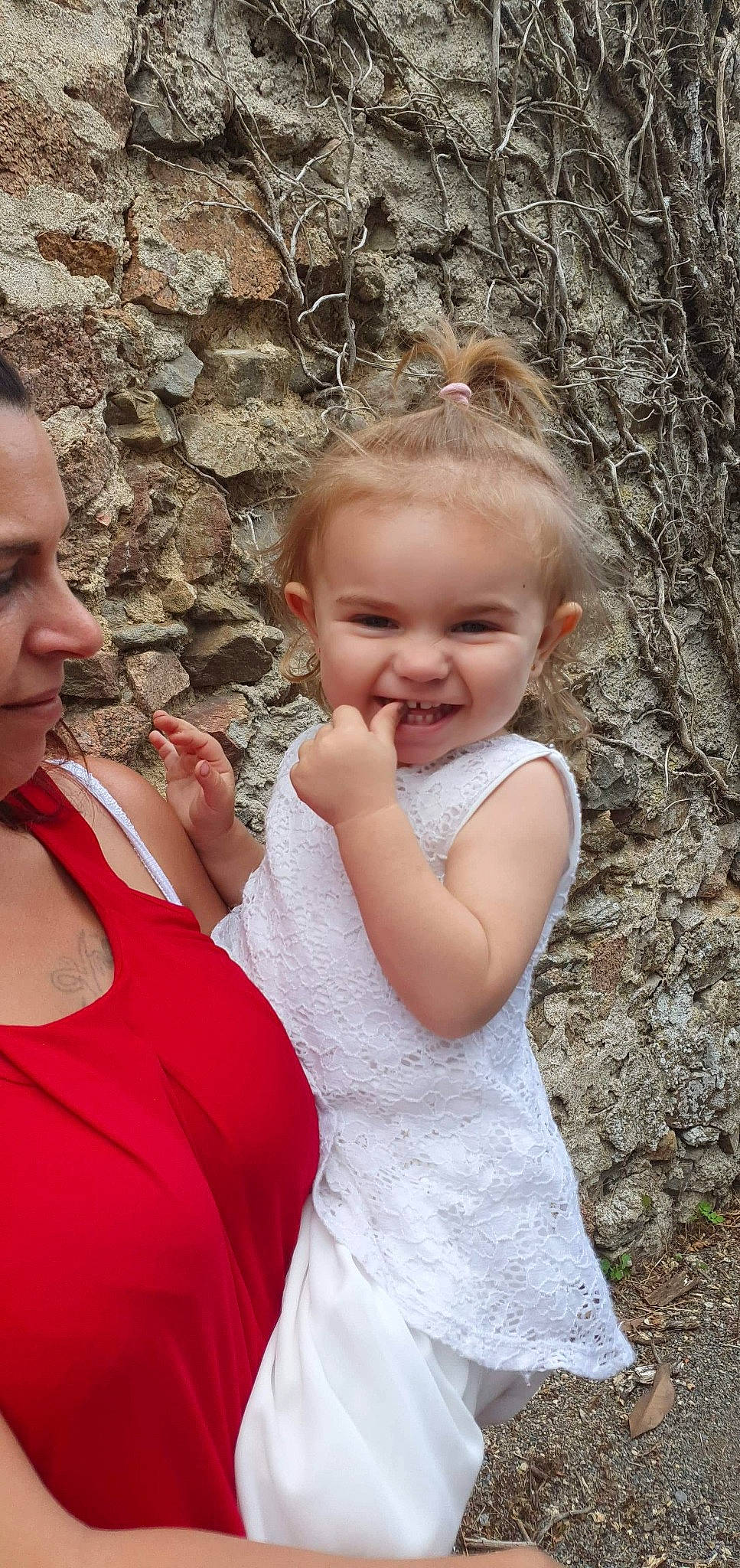 Ynès a rejoint le concours — aidez-le/la à gagner de superbes lots ! child, gesture, happy, joy, person, smile, toddler