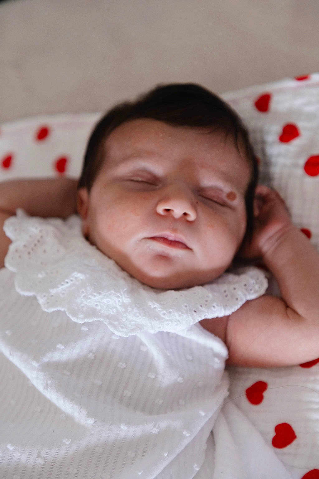 Emy a rejoint le concours — aidez-le/la à gagner de superbes lots ! baby, sleeping, infant, white_clothing, lace, blanket, hearts, peaceful, closeup, face, skin, arm, resting, cute, newborn, portrait, soft, indoors, child, nap