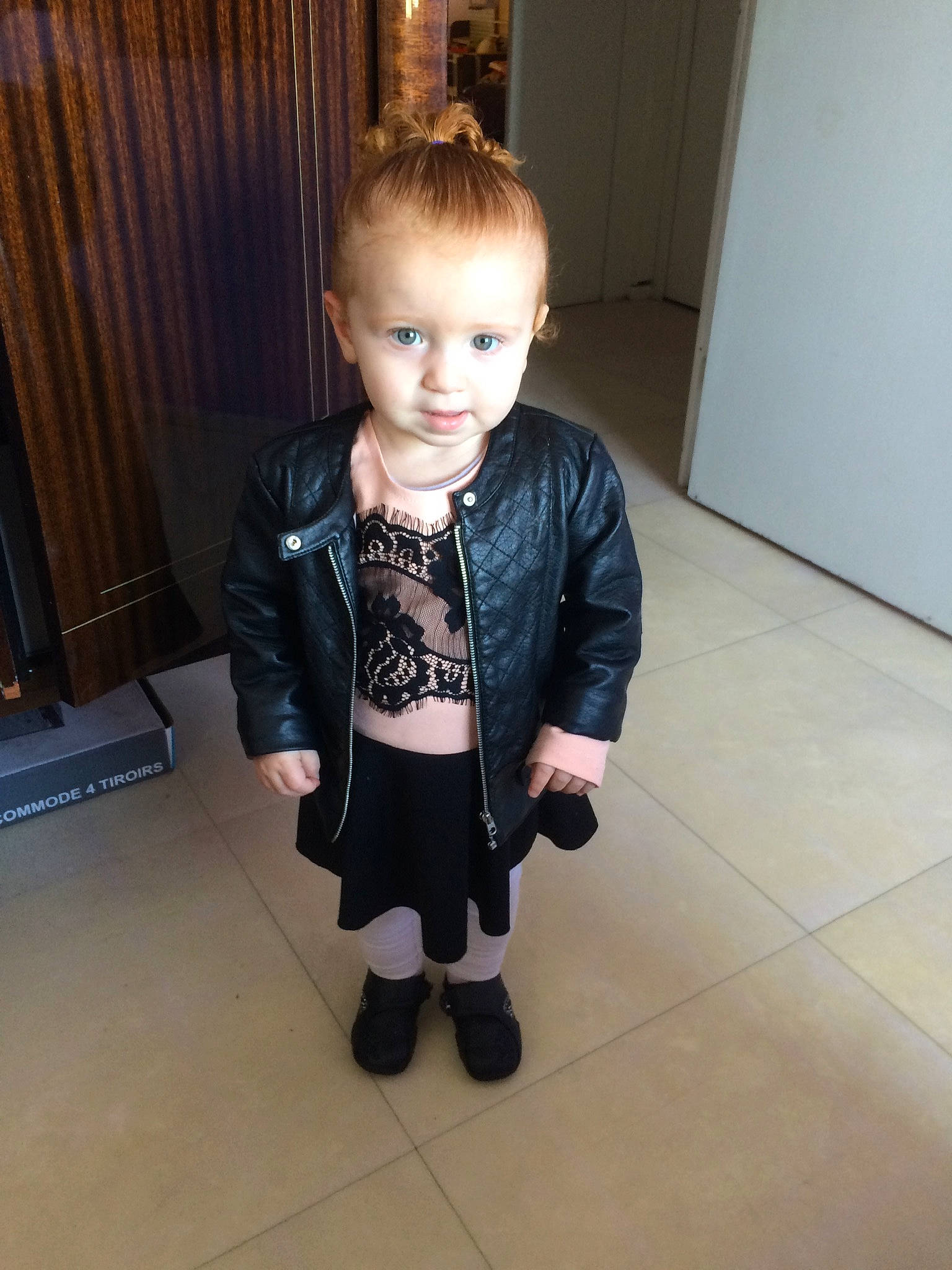 Laila participe au concours pour gagner de l'argent avec cette photo : blazer, child, footwear, formal_wear, head, jacket, leg, outerwear, person, shoe, sleeve, standing, suit, t_shirt, toddler, top, tuxedo