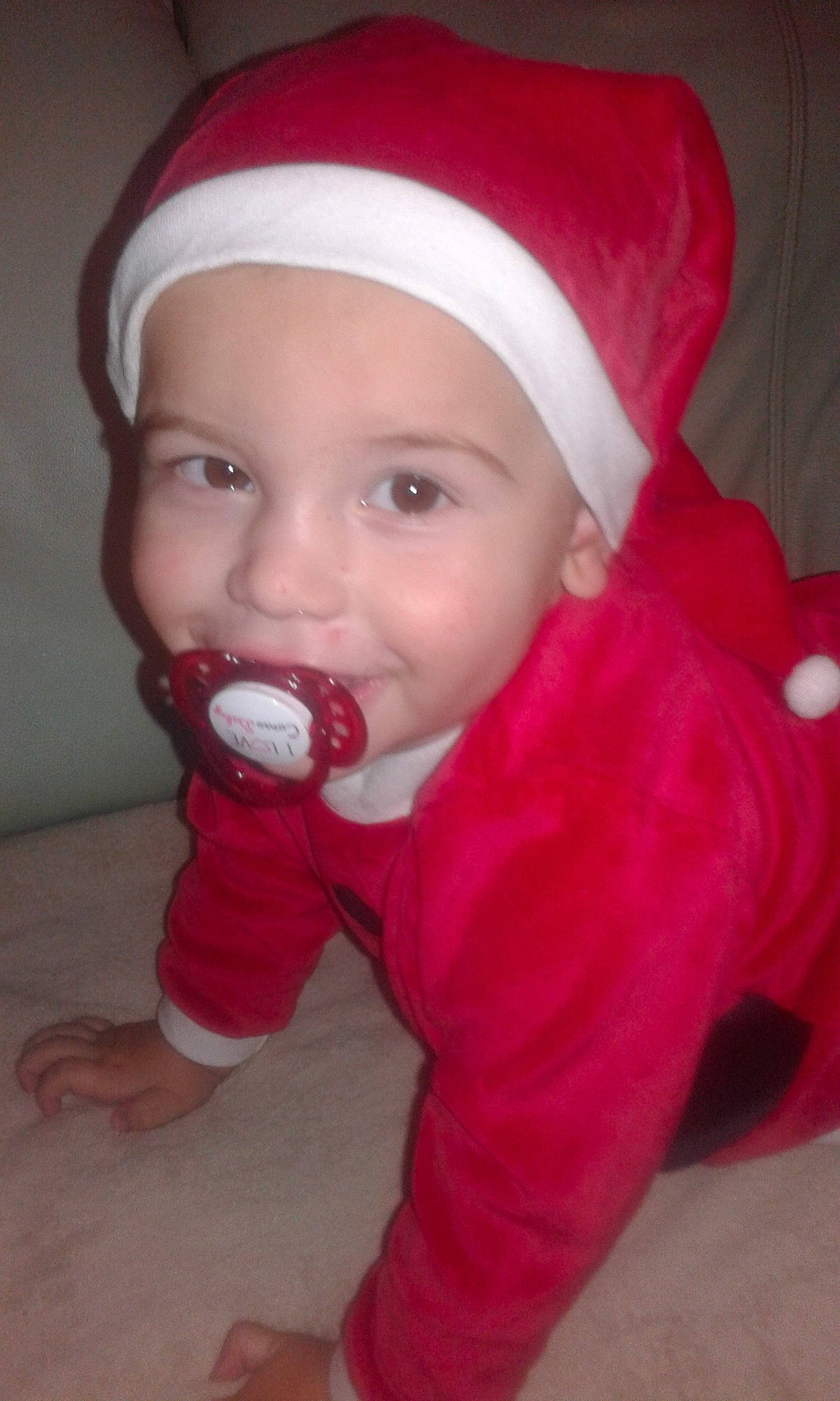 Brayton participe au concours pour gagner de l'argent avec cette photo : baby, baby_products, baby_toddler_clothing, carmine, cheek, child, christmas, christmas_eve, costume_accessory, costume_hat, fictional_character, finger, headwear, holiday, laugh, lip, organ, person, red, taste