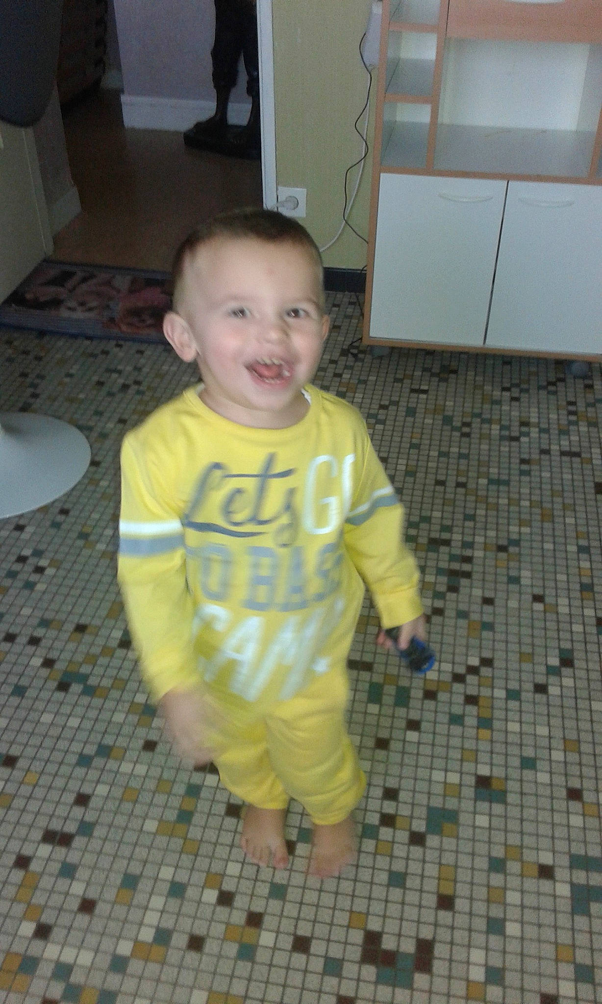 Brayton a rejoint le concours — aidez-le/la à gagner de superbes lots ! baby, baby_toddler_clothing, cheek, child, chin, eye, floor, flooring, fun, hair, hardwood, human_body, joy, nose, person, room, skin, sleeve, smile, t_shirt