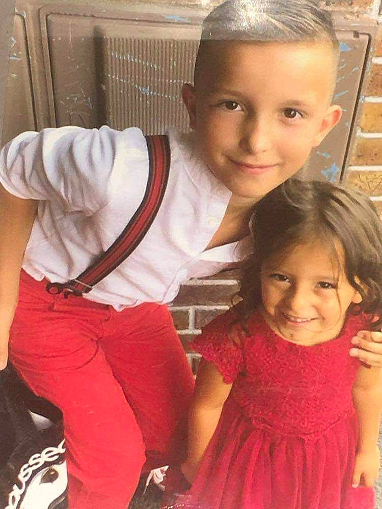 Manolytho participe au concours pour gagner de l'argent avec cette photo : baby_toddler_clothing, child, dress, event, eye, face, friendship, fun, gesture, hair, happy, head, joy, magenta, person, shoulder, sitting, skin, smile, sock