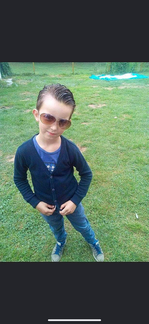 Manolytho a rejoint le concours — aidez-le/la à gagner de superbes lots ! child, cool, electric_blue, eyewear, fun, glasses, goggles, grass, grassland, happy, landscape, lawn, leisure, person, personal_protective_equipment, plant, recreation, sleeve, sunglasses, toddler