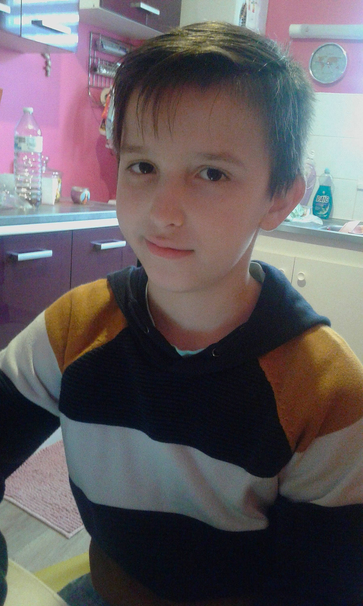 Manolytho participe au concours pour gagner de l'argent avec cette photo : bangs, black_hair, cheek, chin, cool, ear, eyebrow, eyelash, forehead, hair, hairstyle, jaw, mammal, muscle, neck, nose, person, shoulder, sleeve, standing