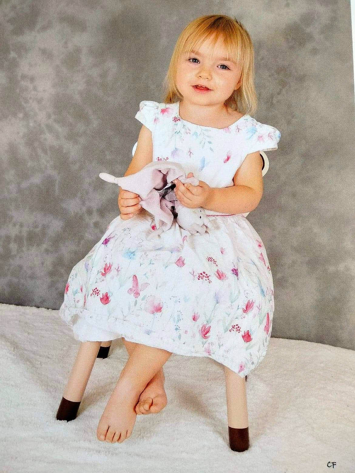 Fanny a rejoint le concours — aidez-le/la à gagner de superbes lots ! arm, baby_toddler_clothing, day_dress, dress, face, gesture, hand, happy, head, human_body, joy, neck, one_piece_garment, person, pink, plant, shoulder, skin, sleeve, smile