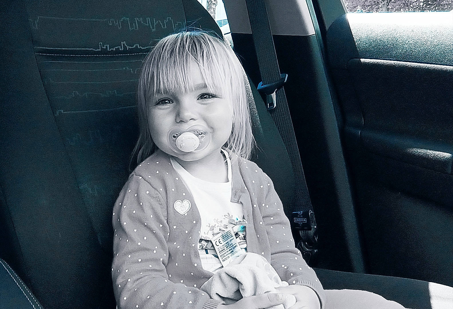 Fanny a rejoint le concours — aidez-le/la à gagner de superbes lots ! auto_part, automotive_design, automotive_exterior, blond, cool, face, flash_photography, fun, hairstyle, happy, joy, monochrome, monochrome_photography, motor_vehicle, person, smile, standing, style, toddler, tree