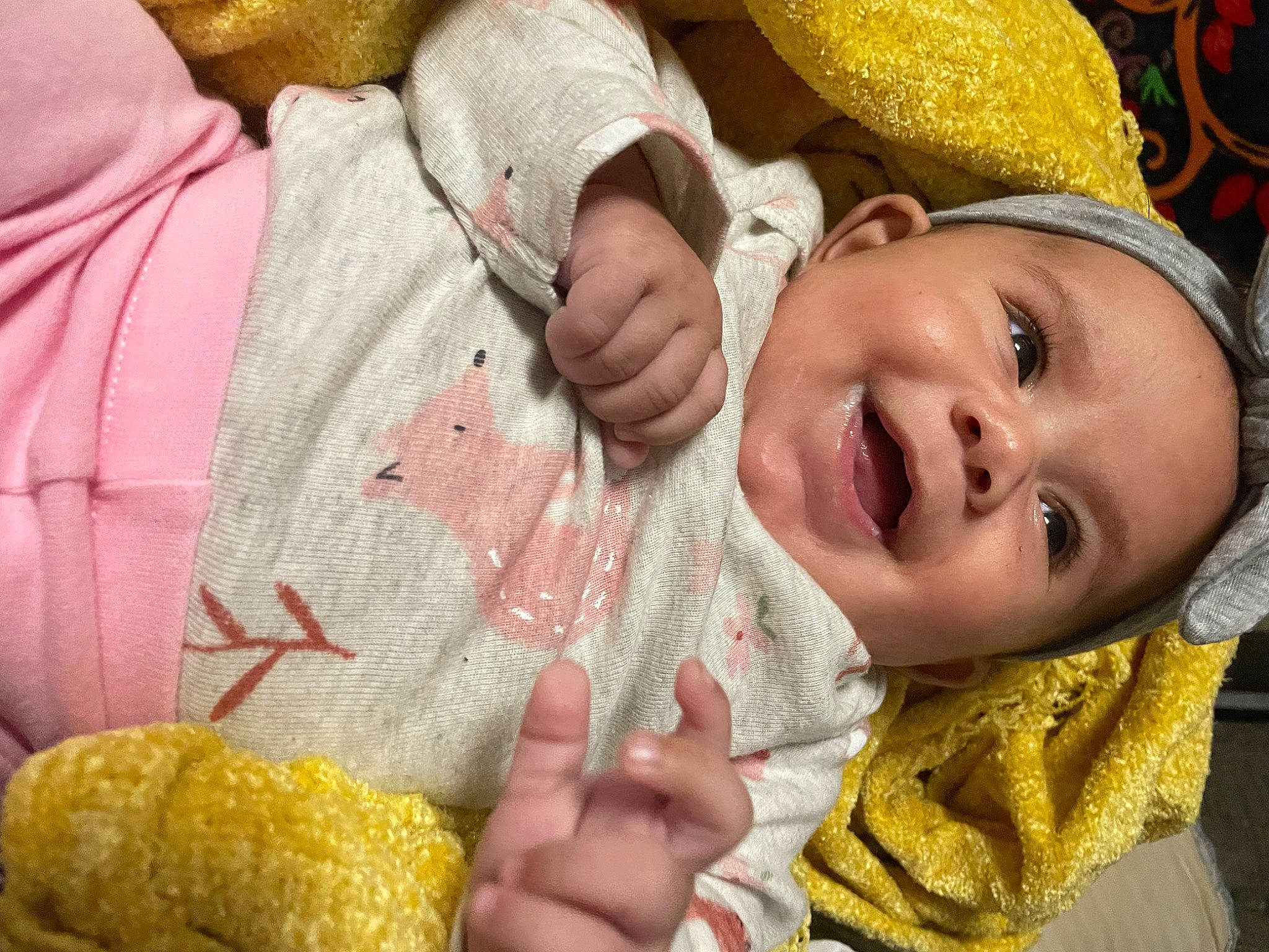 Miley is registered to the contest to win money with this photo: baby, baby_toddler_clothing, cheek, corn, corn_on_the_cob, finger, green, hand, happy, iris, lip, nose, organ, person, photograph, skin, smile, sweet_corn, textile, toddler