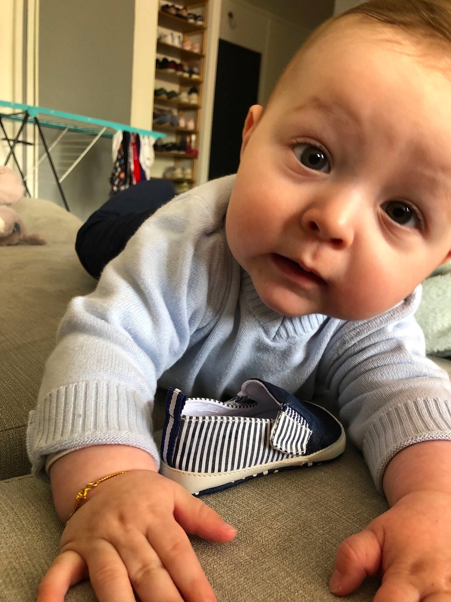 Ethann participe au concours pour gagner de l'argent avec cette photo : arm, baby, cheek, child, eye, face, facial_expression, finger, floor, hand, head, human, leg, mouth, nose, person, play, sitting, skin, smile