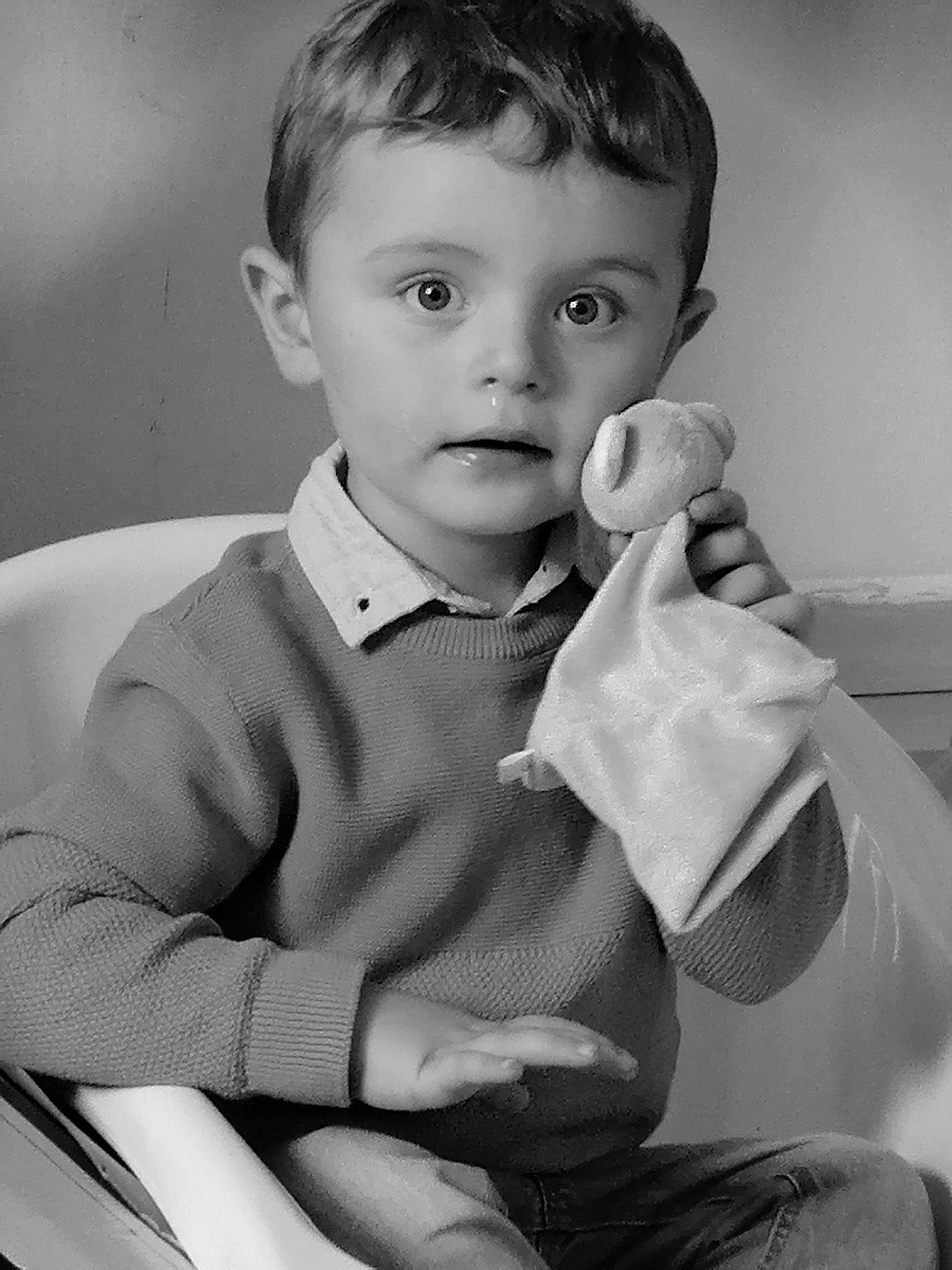Maëlo participe au concours pour gagner de l'argent avec cette photo : baby, black, black_and_white, cheek, child, eye, face, hand, lip, monochrome, monochrome_photography, mouth, nose, person, photography, portrait, sitting, smile, stock_photography, toddler