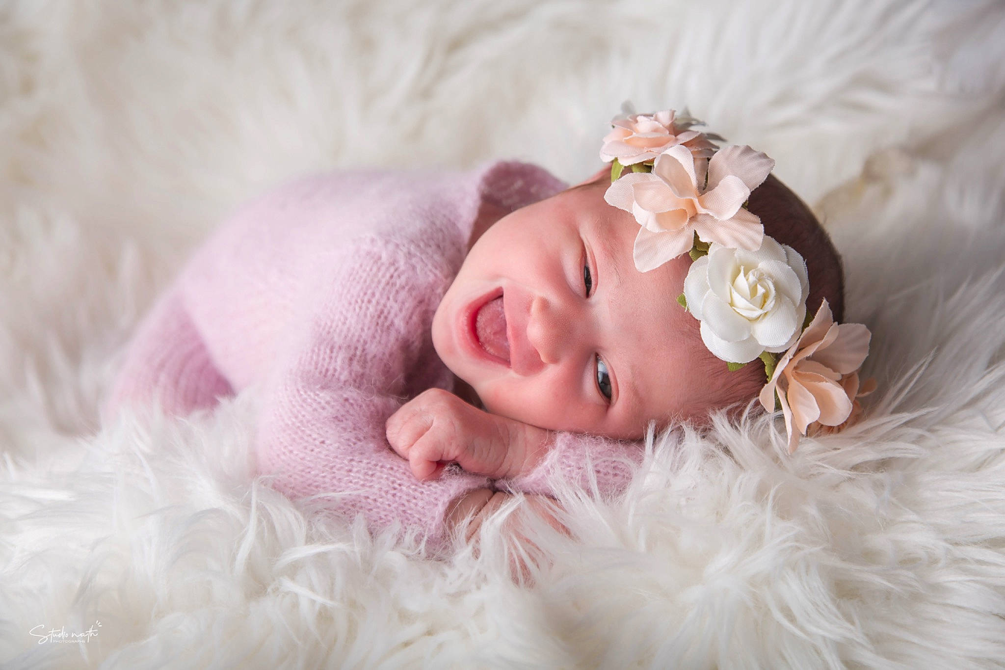 Giulliah a rejoint le concours — aidez-le/la à gagner de superbes lots ! baby, child, comfort, embellishment, fashion_accessory, flash_photography, flower, happy, hat, headgear, headpiece, headwear, linens, lip, peach, person, petal, pink, skin, smile