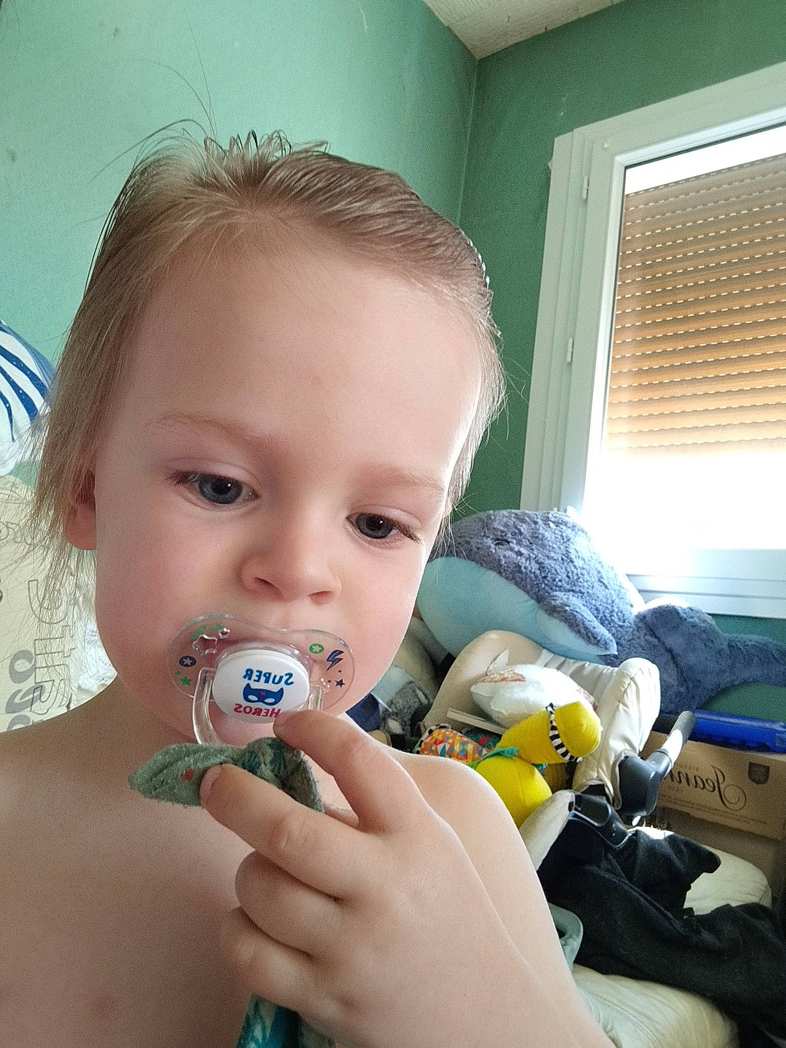 Malo participe au concours pour gagner de l'argent avec cette photo : arm, azure, baby, cheek, chin, ear, eye, eyebrow, eyelash, finger, hand, happy, head, iris, lip, mouth, neck, nose, person, skin