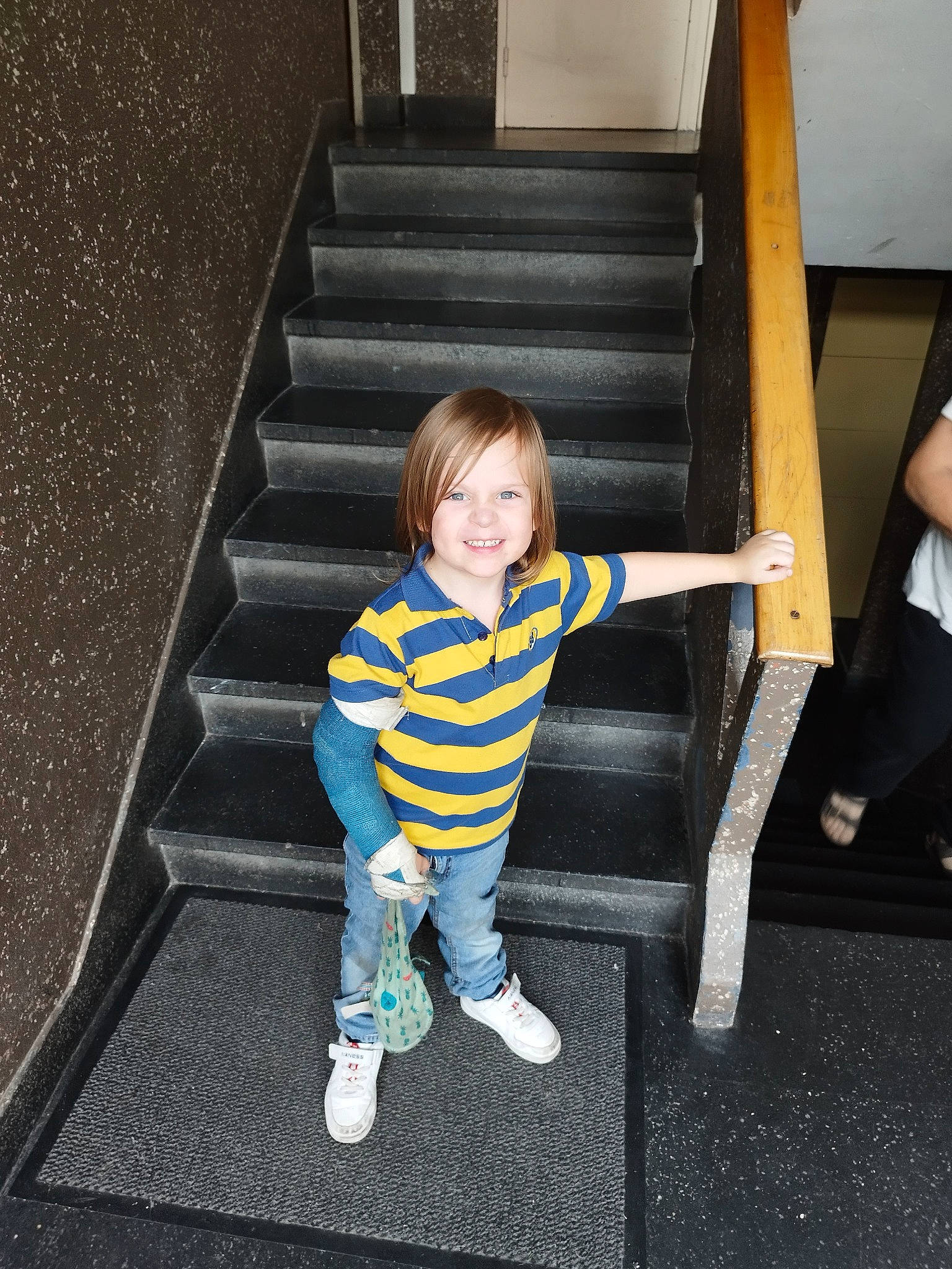 Malo participe au concours pour gagner de l'argent avec cette photo : asphalt, baby_toddler_clothing, child, concrete, flash_photography, fun, handrail, happy, human_leg, joy, leg, leisure, person, road_surface, sitting, smile, stairs, standing, t_shirt, toddler