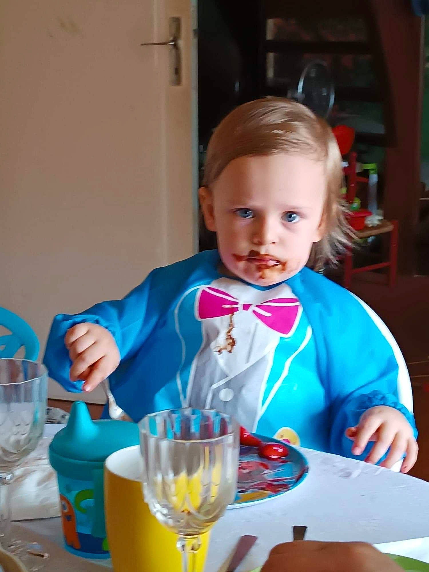 Malo a rejoint le concours — aidez-le/la à gagner de superbes lots ! barware, chair, champagne_stemware, child, cooking, distilled_beverage, dress, drink, drinkware, event, fun, glass, hand, party, person, stemware, t_shirt, table, tableware, toddler