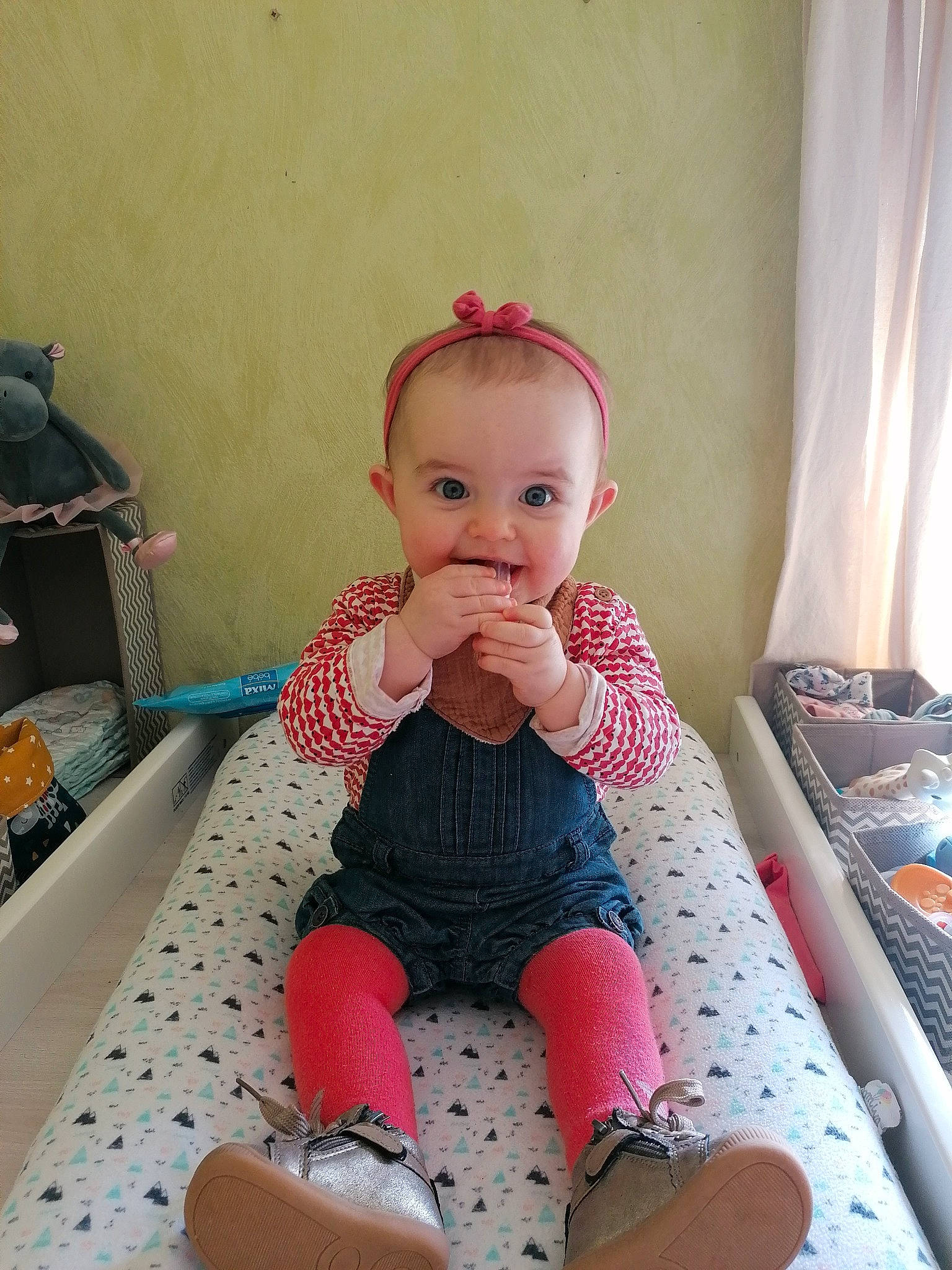 Maëlle participe au concours pour gagner de l'argent avec cette photo : baby, baby_toddler_clothing, cheek, curtain, eye, face, finger, hairstyle, head, human_body, joint, knee, lip, neck, person, pink, shoulder, skin, sleeve, standing